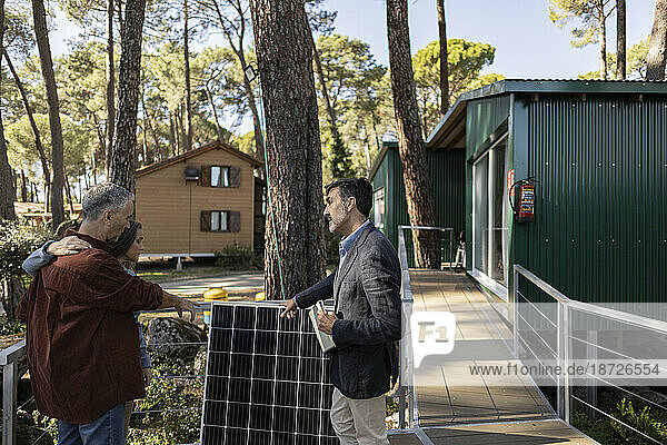 Berater erklärt Hausbesitzern Solaranlage