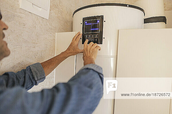 Mann stellt Smart-Home-Thermostat ein