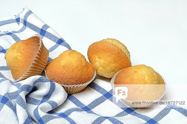 Mehrere Muffins auf Küchentuch  Muffin  Foodfotografie