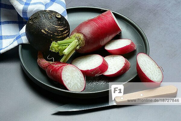 Roter und Schwarzer Rettich (Raphanus) auf Teller  Foodfotografie