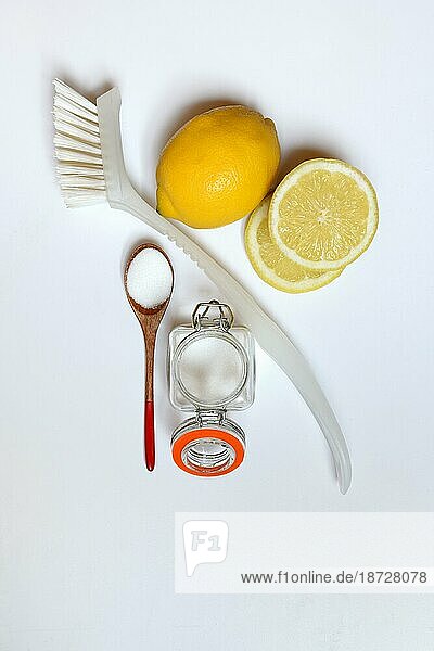 Zitronensäure in Holzlöffel und Glasbehälter  Putzbürste und Zitrone