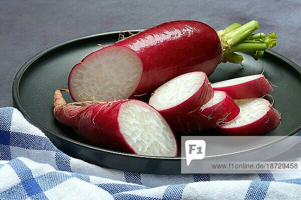 Roter Rettich (Raphanus)  aufgeschnitten auf Teller  Foodfotografie