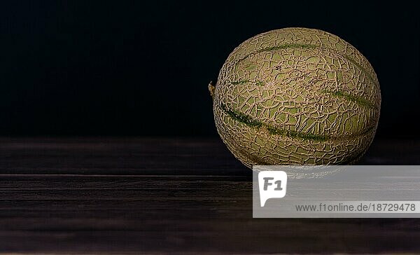 Cantaloupe Melone auf schwarzem Hintergrund dunkle Lebensmittel  Foodfotografie