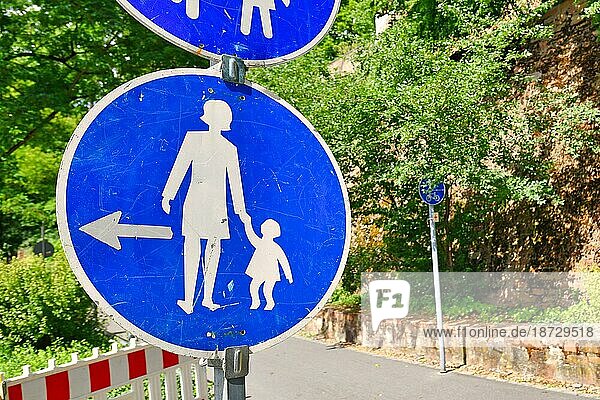 Rundes blaues Fußgängerweg Straßenschild mit Frau und Kind