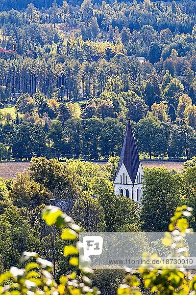 Kirchturm einer Landkirche in einer schönen Herbstlandschaft  Borgunda  Skövde  Schweden  Europa