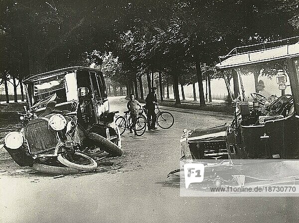 Geschichte des Automobil  Auto Unfall im Jahre 1920  Holland  digital restaurierte Reproduktion von einer Vorlage aus dem 19. bis 20. Jahrhundert