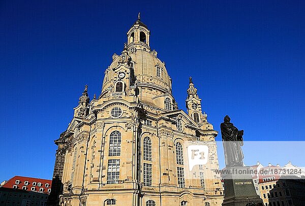 Martin Luther Statue  Frauenkirche in Dresden  ursprünglich Kirche Unserer Lieben Frau  evangelisch-lutherische Kirche des Barock und der prägende Monumentalbau des Dresdner Neumarkt  Sachsen  Deutschland  Europa