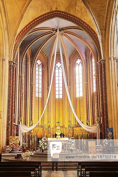 Altarraum mit Dekoration der gotischen Kathedrale St-Sauveur  Saint  Innenansicht  Banner  Aix-en-Provence  Bouches-du-Rhône  Provence  Frankreich  Europa