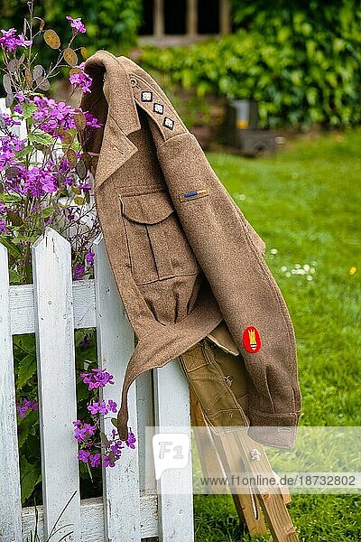 Uniformjacke beim World-War II Wochenende im Freilichtmuseum Ryedale-Folk-Museum  Hutton-Le-Hole  North-York-Moors-Nationalpark  Yorkshire  England  Großbritannien  Europa