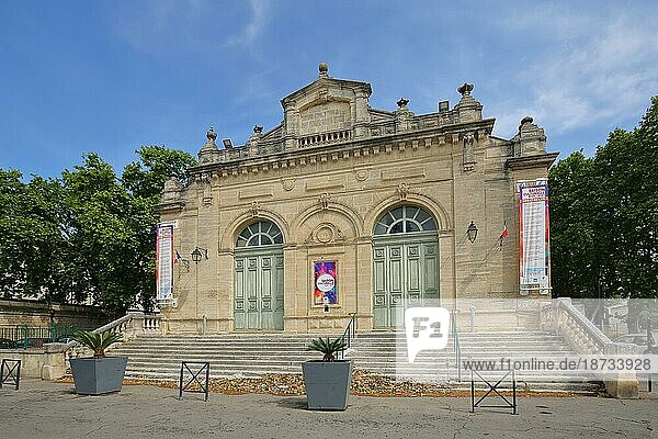 Casino  Spielbank mit Banner und Treppenaufgang  Villa  Beaucaire  Gard  Provence  Frankreich  Europa
