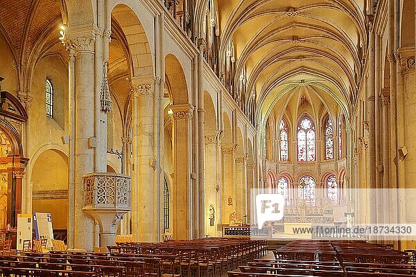 Innenansicht der romanischen St-Jean Kathedrale  Johanneskirche  Saint  romanisch  Besançon  Doubs  Frankreich  Europa