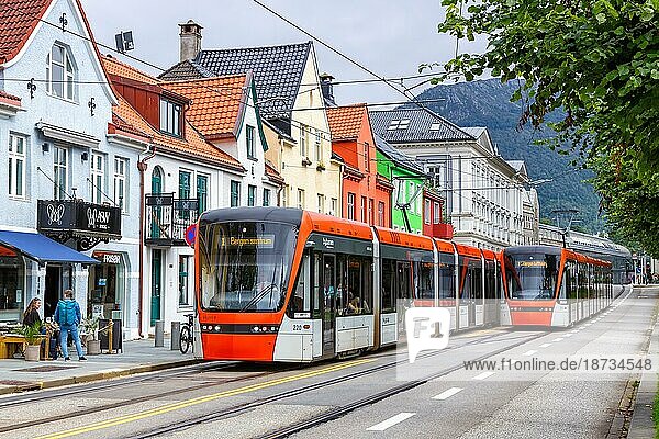 Stadtbahn Bybane ÖPNV öffentlicher Nahverkehr Transport in der Straße Kaigaten in Bergen  Norwegen  Europa