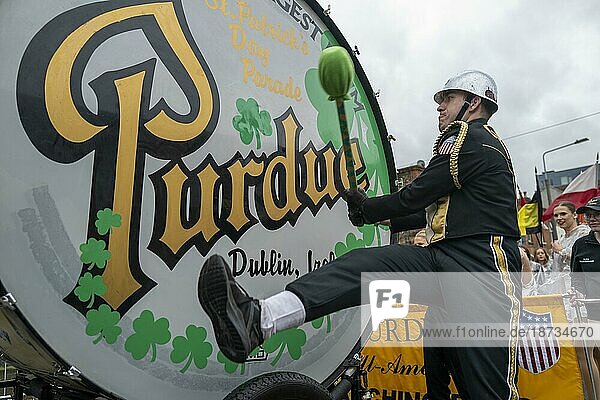 Große Kraft und Stärke vor der St. Patrick's Day Parade durch ein Mitglied der Purdue University Gruppe aus Amerika. Dublin  Irland  Europa