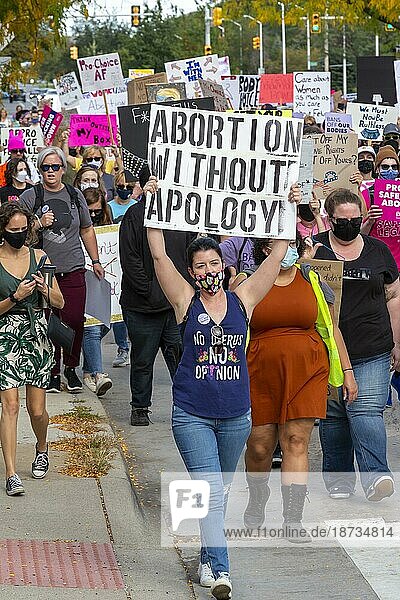 Detroit  Michigan USA  2. Oktober 2021  Frauen und männliche Unterstützer demonstrieren für das Recht auf legale Schwangerschaftsabbrüche. Es war eine von Hunderten von Kundgebungen im ganzen Land  zwei Tage bevor der Oberste Gerichtshof seine neue Amtszeit beginnt  in der er sich erneut mit der Abtreibungsfrage befassen wird