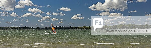 Middleville  Michigan  Ein Windsurfer an einem windigen Tag auf dem Gun Lake im Yankee Springs Recreation Area