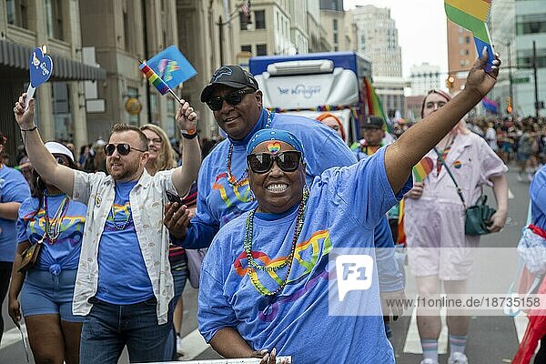 Schwule  lesbische  bisexuelle und transsexuelle Aktivisten und ihre Verbündeten marschieren bei der Motor City Pride Parade für Gleichberechtigung. Kroger Mitarbeiter waren Teil der Parade  Detroit  Michigan USA