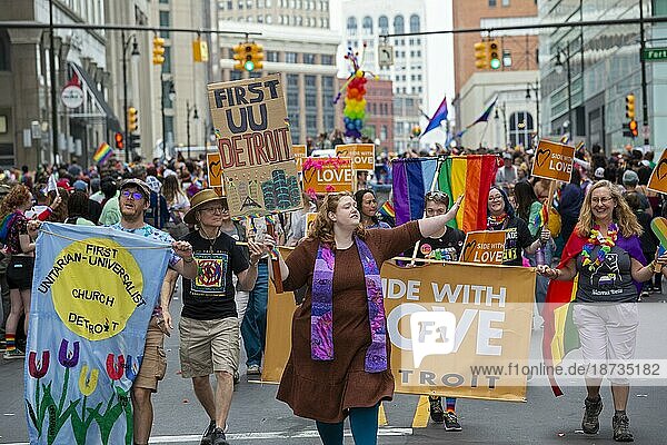 Schwule  lesbische  bisexuelle und Transgender Aktivisten und ihre Verbündeten marschieren bei der Motor City Pride Parade für Gleichberechtigung. Eine Gruppe der Unitarian Universalist Church nimmt an der Parade teil  Detroit  Michigan  USA  Nordamerika