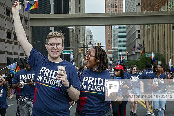 Schwule  lesbische  bisexuelle und transsexuelle Aktivisten und ihre Verbündeten marschieren bei der Motor City Pride Parade für Gleichberechtigung. Mitarbeiter von Delta Airlines nahmen an der Parade teil  Detroit  Michigan  USA  Nordamerika