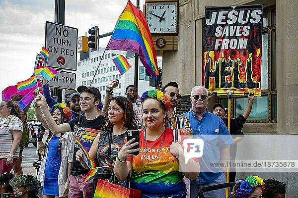 Schwule  lesbische  bisexuelle und Transgender Aktivisten und ihre Verbündeten marschieren auf der Motor City Pride Parade für Gleichberechtigung. Einige Gegendemonstranten warnten  dass LGBTQ Aktivisten zur Hölle fahren würden  Detroit  Michigan  USA  Nordamerika