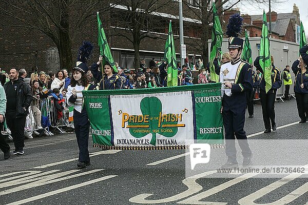 Eine Gruppe aus Indiana trägt eine Flagge mit der Aufschrift Pride of the Irish (Stolz der Iren) bei der Parade zum St. Patrick's Day in Dublin im Jahr 2023. Dublin  Irland  Europa