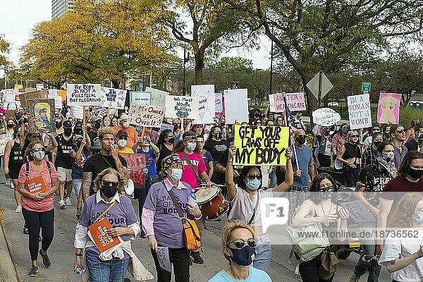 Detroit  Michigan USA  2. Oktober 2021  Frauen und männliche Unterstützer demonstrieren für das Recht auf legale Schwangerschaftsabbrüche. Es war eine von Hunderten von Kundgebungen im ganzen Land  zwei Tage bevor der Oberste Gerichtshof seine neue Amtszeit beginnt  in der er sich erneut mit der Abtreibungsfrage befassen wird