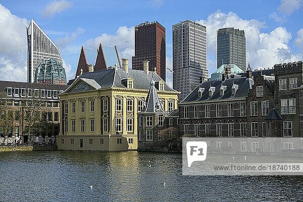 Museum Mauritshuis am Hofvijver  Hofweiher  im Hintergrund die moderne Skyline  Den Haag  Holland  Niederlande  Europa