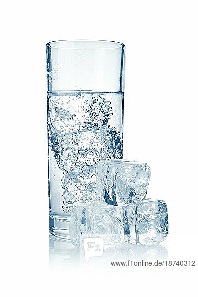 Ein volles Glas frisches  kühles  kohlensäurehaltiges Wasser mit Eis auf weißem Untergrund