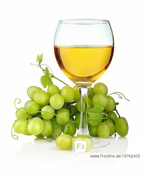 Glas Wein und Traubenzweig vor weißem Hintergrund