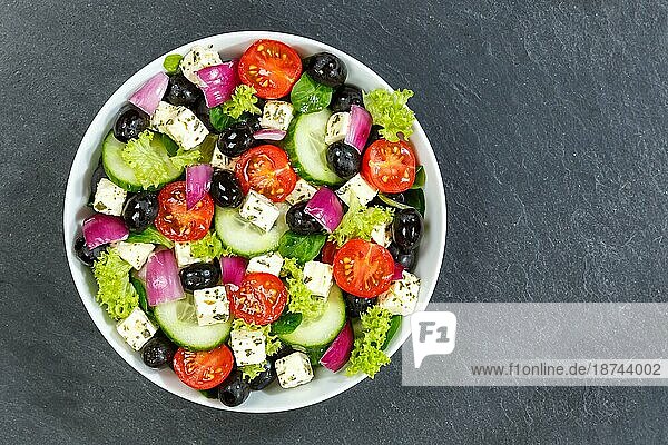 Griechischer Salat mit frischen Tomaten Oliven und Feta Käse gesunde Ernährung Essen von oben auf Schiefertafel mit Textfreiraum in Stuttgart  Deutschland  Europa