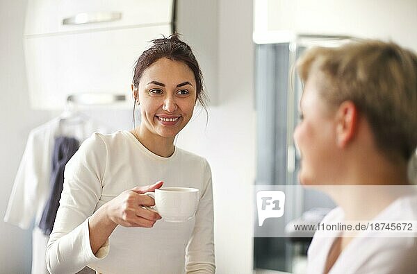 Kosmetikerin mit einer Kundin  die nach der Hautpflege im Salon einen Tee trinkt