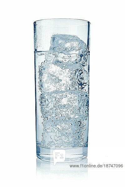 Ein volles Glas frisches  kühles  kohlensäurehaltiges Wasser mit Eis auf weißem Untergrund