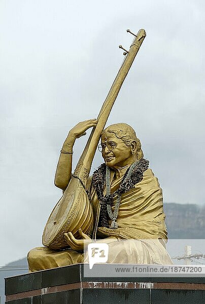 Bronzestatue von M.S. Subbulakshmi  einer führenden Sängerin  Tirupathi  Andhra Pradesh  Indien  Asien