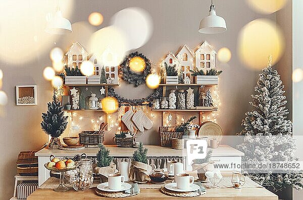 Gemütliche Weihnachten zu Hause. Schöne festliche Küche Interieur mit mit Gläsern gefüllt mit Marshmallow  Kekse und Süßigkeiten auf Holzregalen  verschiedene Urlaub Dekorationen und Weihnachtsbaum  niemand