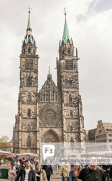 NUERNBERG  DEUTSCHLAND  APRIL 6: Touristen in der Basilika St. Lorenz in Nürnberg  Deutschland  am 6. April 2014. Die gotische Kirche wurde im 13. Jahrhundert erbaut. Foto aufgenommen in der Königstraße  Altstadt und Engere Innenstadt  Nürnberg  Bayern  Deutschland  Europa