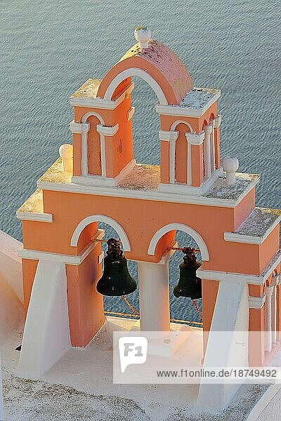Ein Glockenturm auf Santorin hoch über dem Meer
