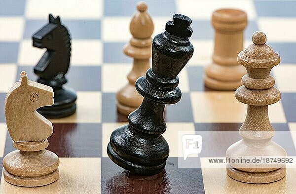 Schachmatt Schachspiel mit einem fallenden König. Selektiver Fokus