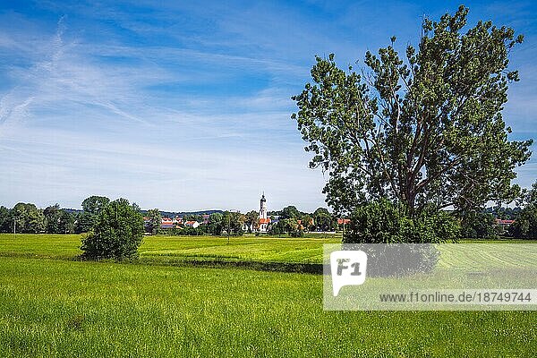 Landschaft mit einem idyllischen Dorf in Bayern