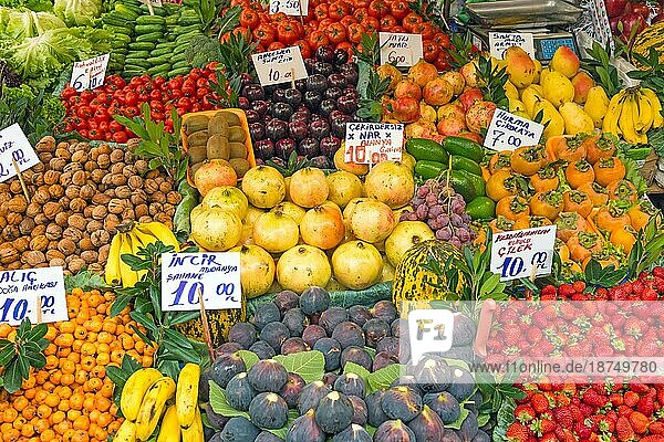 Exotische Früchte auf einem Markt in Istanbul  Türkei  Asien