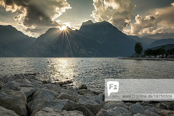 Sonnenuntergang am Gardasee Italien  Naag Turbel  Trentino Südtirol  Italien  Europa