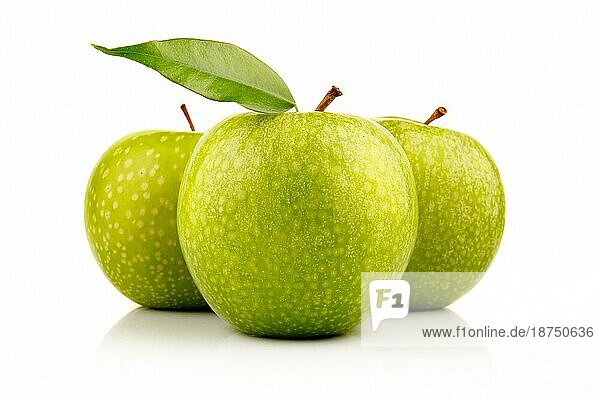 Drei reife grüne Äpfel mit vor weißem Hintergrund
