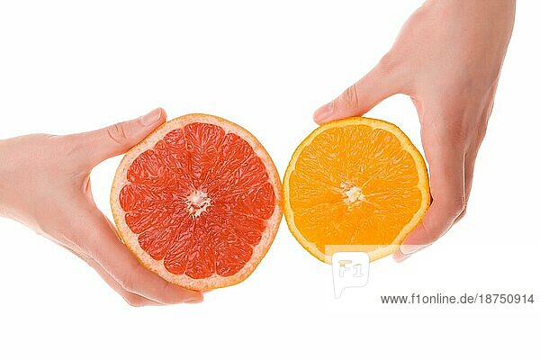 Weibliche Hände halten geschnittene Teile von Orangen und Grapefruits vor weißem Hintergrund