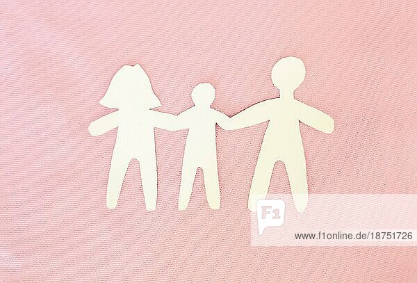Strichmännchen Familie Papier Puppe Kette. Clipart Bild vorrosa Hintergrund. Liebe und Pflege Konzept