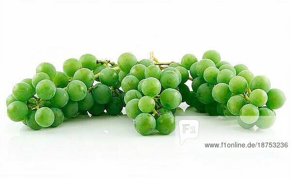 Drei Trauben reifer grüner Weintrauben vor weißem Hintergrund
