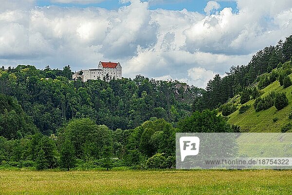 Idyllische Landschaft im Almuehltal und Schloss Riedenburg