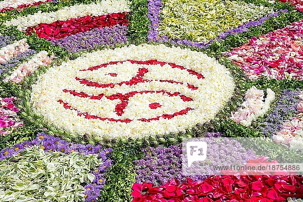 Dekoration für das Fronleichnamsfest  ein traditioneller Blumenteppich