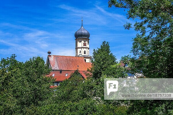 Idyllische Kirche in einem Dorf in Bayern