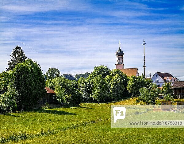 Idyllische Kirche in einem Dorf in Bayern