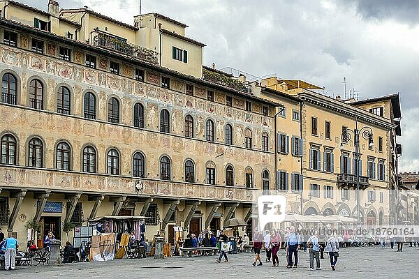 FLORENZ  TOSKANA/ITALIEN - 19. OKTOBER : Alte Gebäude und Menschen auf der Piazza di Santa Croce in Florenz am 19. Oktober 2019. Nicht identifizierte Personen
