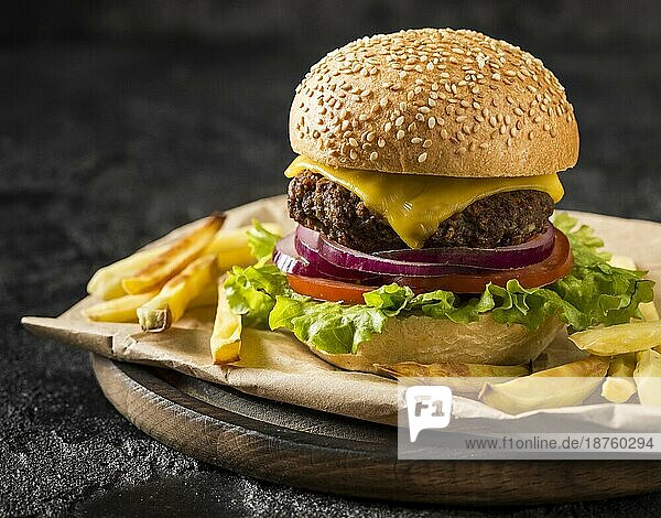 Vorderansicht frischer Burger Pommes Teller. Auflösung und hohe Qualität schönes Foto