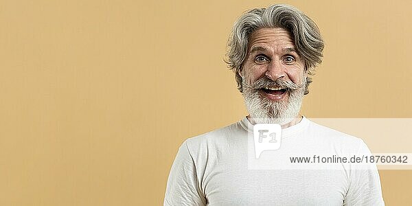 Porträt glücklicher älterer Mann mit Kopierraum